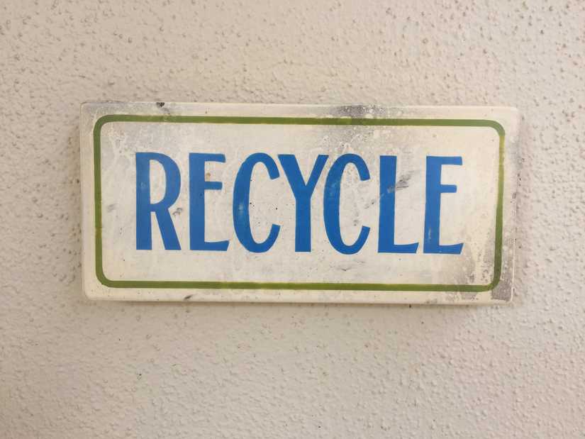 A small sign that says, Recycle